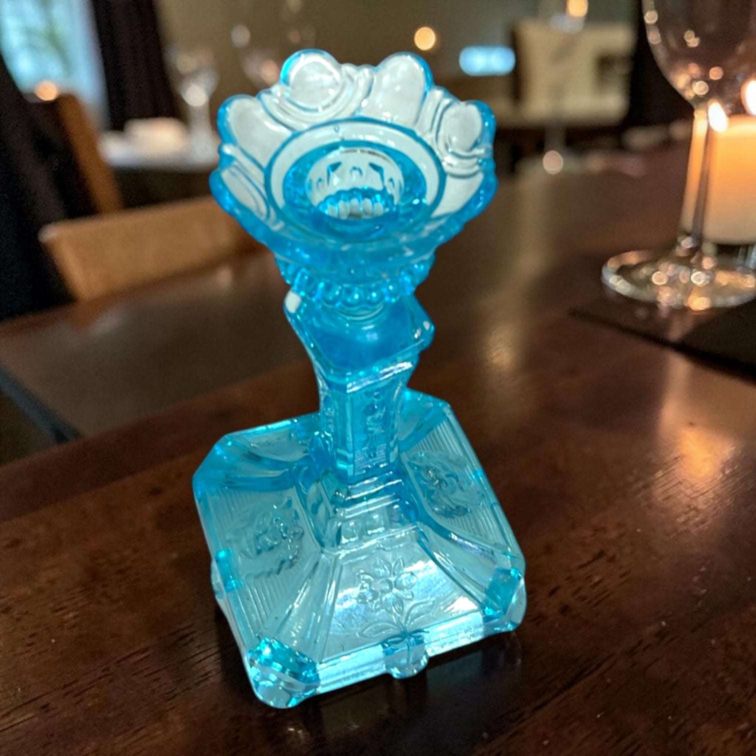 Candelero de cristal turquesa para decoración clásica - Cositas Antiguas – La Guadaña, Anticuarios Online en Jerez , vender antigüedades, muebles antiguos