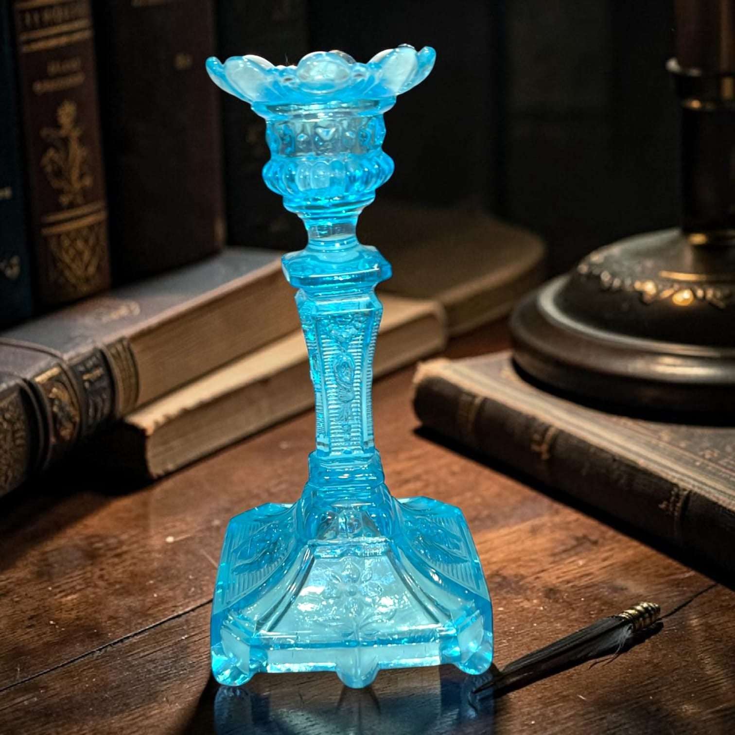 Candelero de cristal turquesa para decoración clásica - Cositas Antiguas – La Guadaña, Anticuarios Online en Jerez , vender antigüedades, muebles antiguos