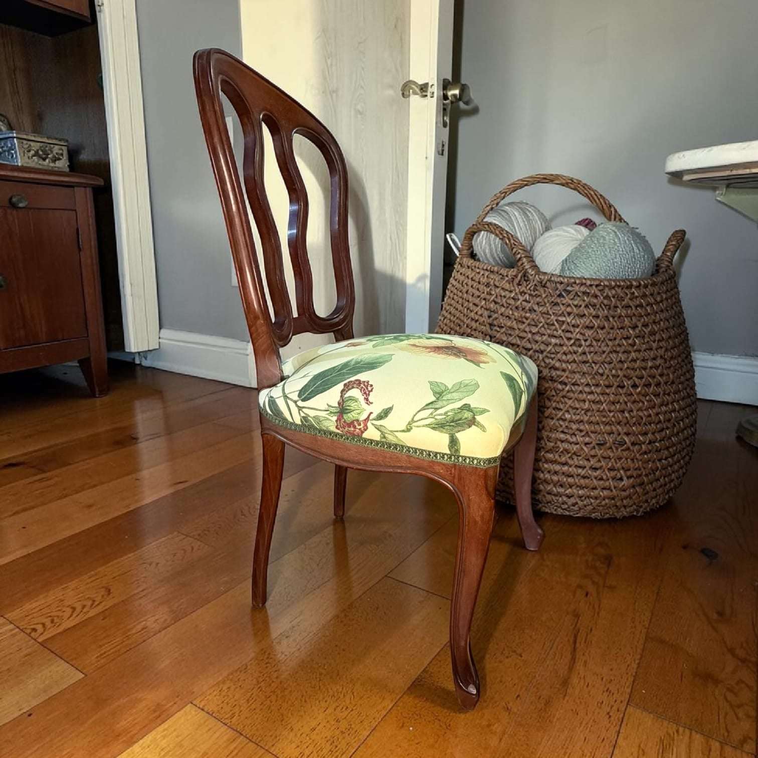 Sillas antiguas de madera con tapizado floral - Cositas Antiguas – La Guadaña, Anticuarios Online en Jerez , vender antigüedades, muebles antiguos
