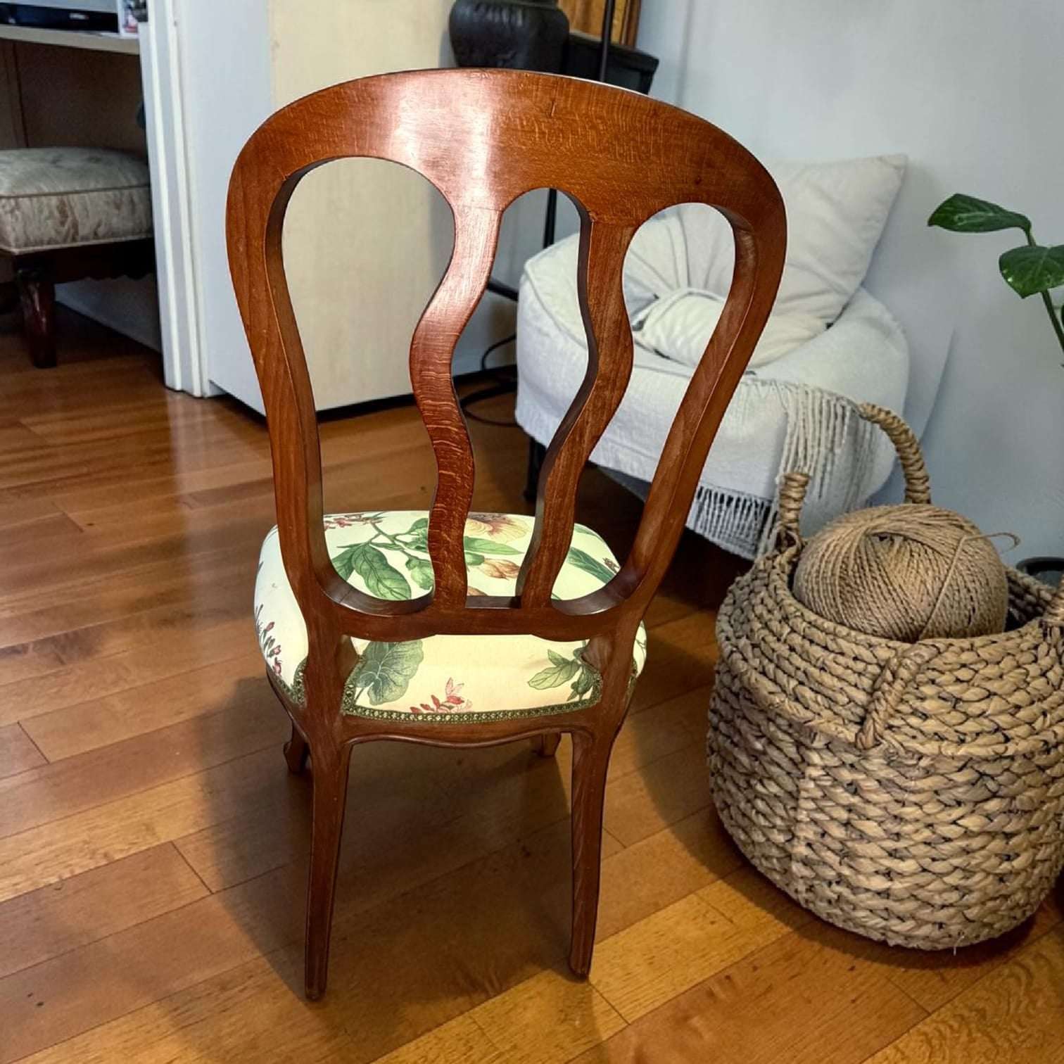 Sillas antiguas de madera con tapizado floral - Cositas Antiguas – La Guadaña, Anticuarios Online en Jerez , vender antigüedades, muebles antiguos
