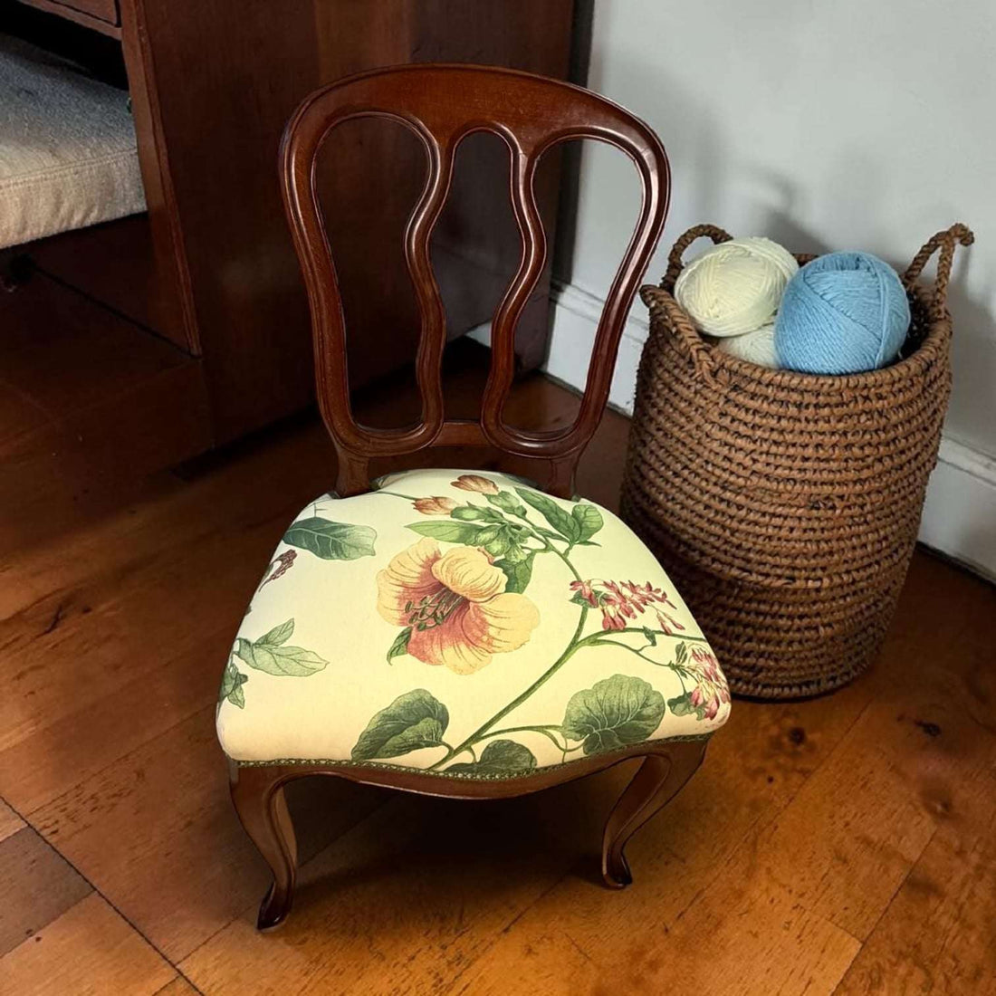Sillas antiguas de madera con tapizado floral - Cositas Antiguas – La Guadaña, Anticuarios Online en Jerez , vender antigüedades, muebles antiguos