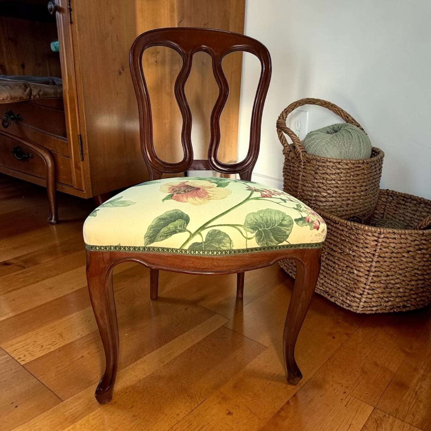 Sillas antiguas de madera con tapizado floral - Cositas Antiguas – La Guadaña, Anticuarios Online en Jerez , vender antigüedades, muebles antiguos