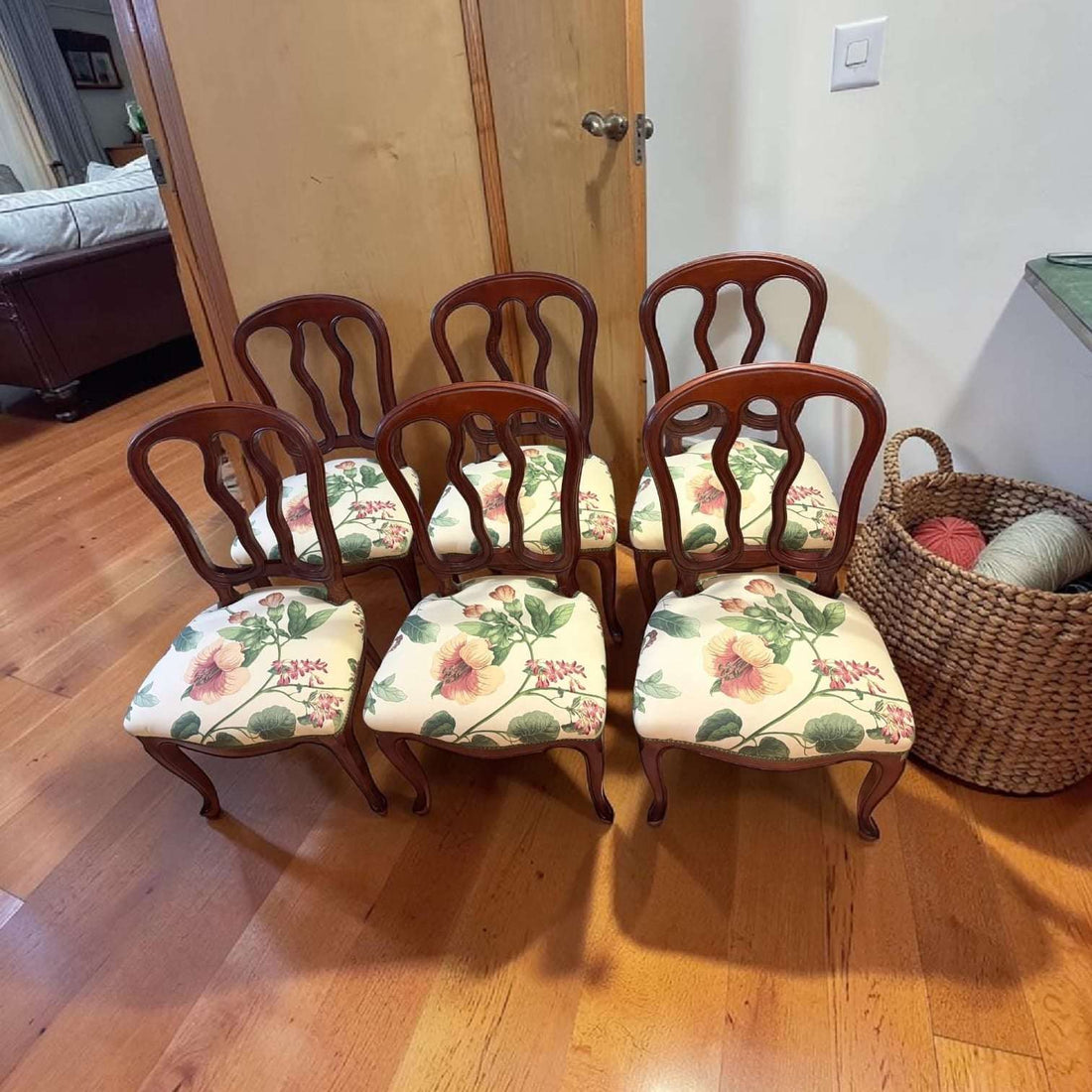 Sillas antiguas de madera con tapizado floral - Cositas Antiguas – La Guadaña, Anticuarios Online en Jerez , vender antigüedades, muebles antiguos