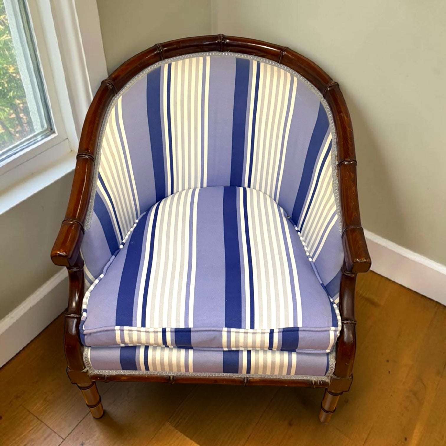 Sillón de caoba con tapizado azul y blanco - Cositas Antiguas – La Guadaña, Anticuarios Online en Jerez , vender antigüedades, muebles antiguos
