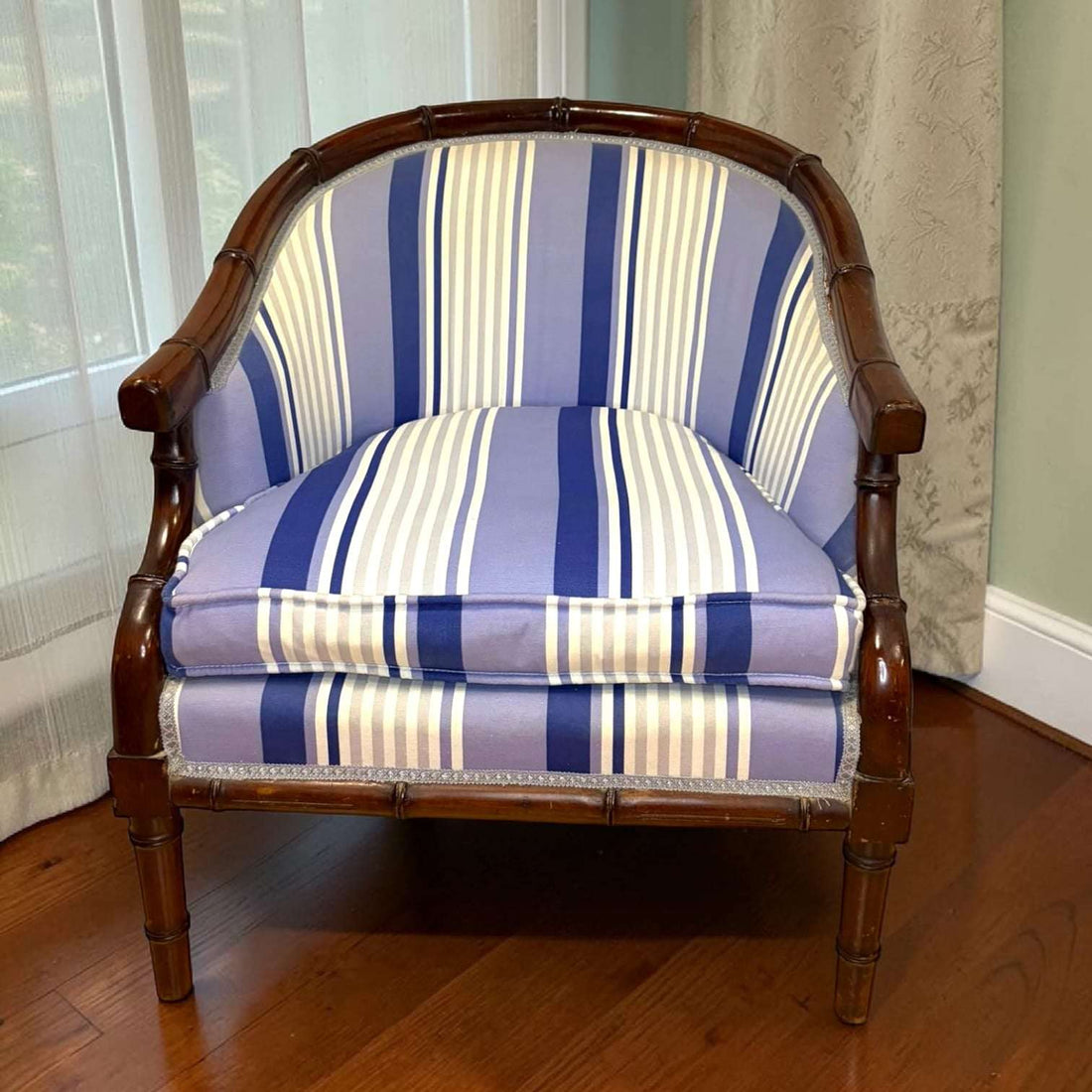 Sillón de caoba con tapizado azul y blanco - Cositas Antiguas – La Guadaña, Anticuarios Online en Jerez , vender antigüedades, muebles antiguos