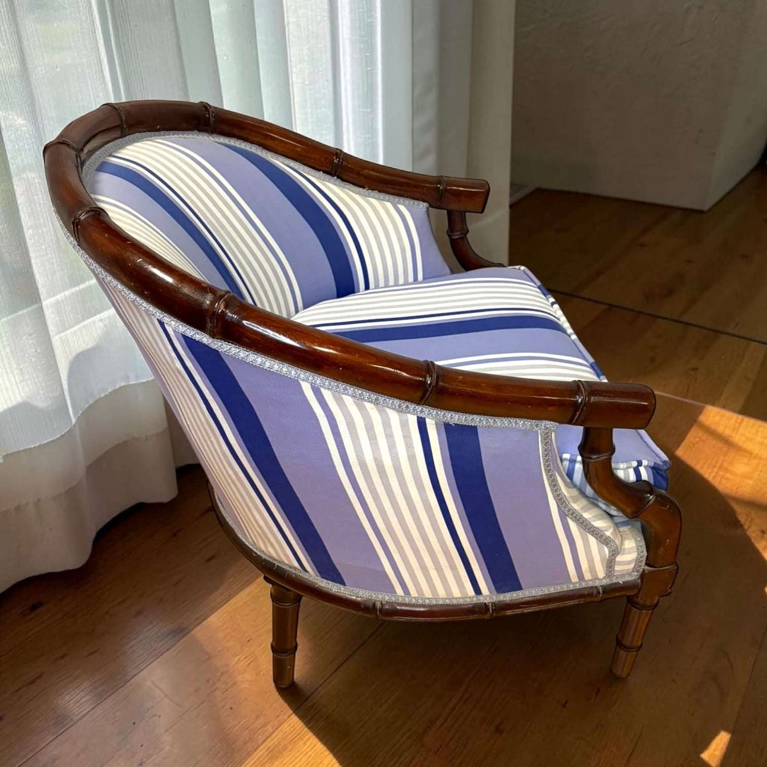 Sillón de caoba con tapizado azul y blanco - Cositas Antiguas – La Guadaña, Anticuarios Online en Jerez , vender antigüedades, muebles antiguos