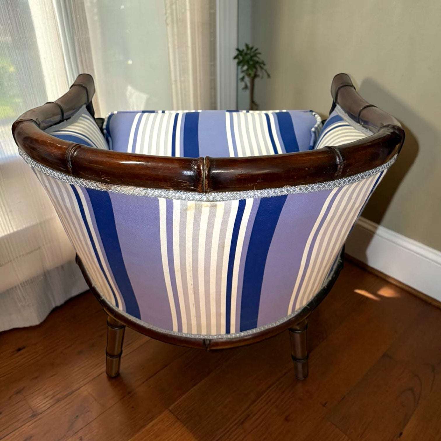 Sillón de caoba con tapizado azul y blanco - Cositas Antiguas – La Guadaña, Anticuarios Online en Jerez , vender antigüedades, muebles antiguos