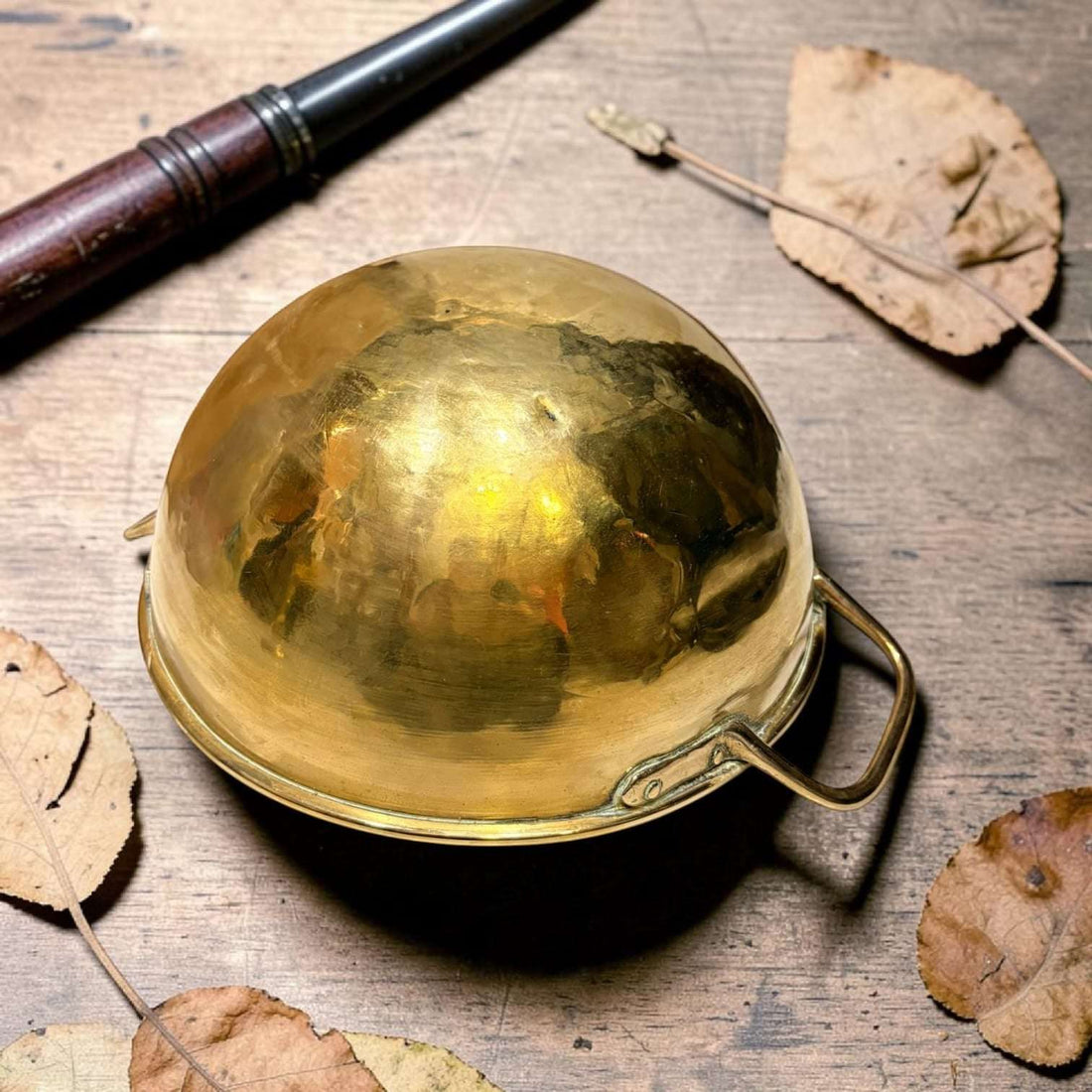 Caldero antiguo de metal dorado para repostería - Cositas Antiguas – La Guadaña, Anticuarios Online en Jerez , vender antigüedades, muebles antiguos