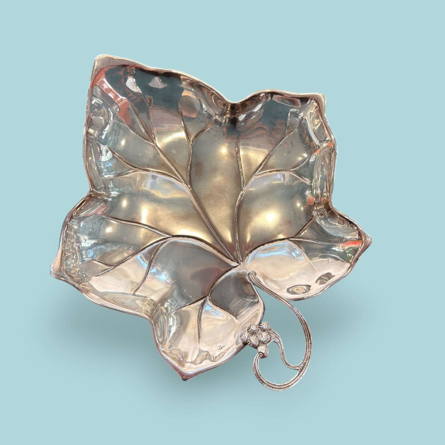 Centro de metal plateado con forma de hoja elegante - Cositas Antiguas – La Guadaña, Anticuarios Online en Jerez , vender antigüedades, muebles antiguos