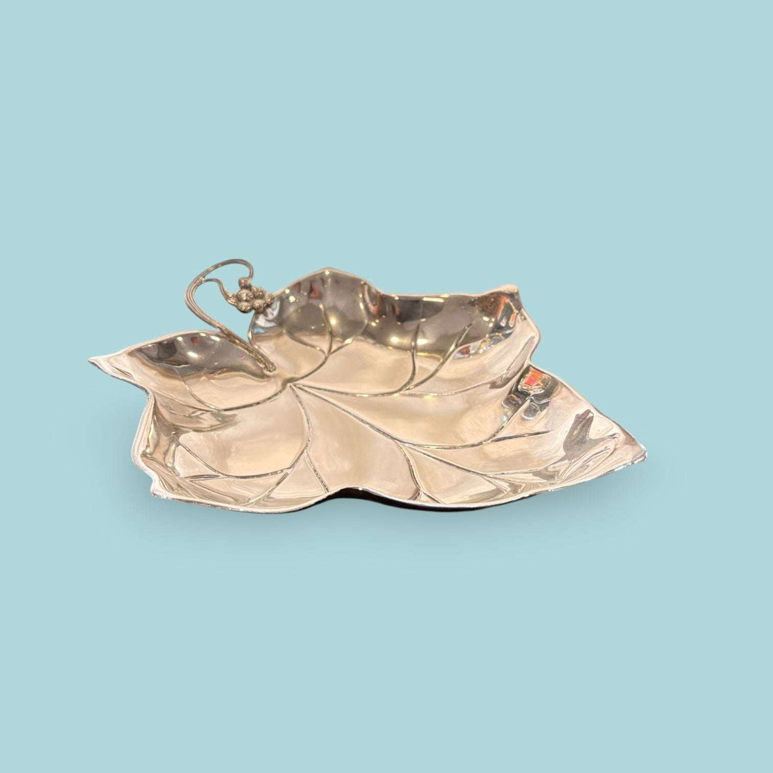 Centro de metal plateado con forma de hoja elegante - Cositas Antiguas – La Guadaña, Anticuarios Online en Jerez , vender antigüedades, muebles antiguos