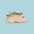 Centro de metal plateado con forma de hoja elegante - Cositas Antiguas – La Guadaña, Anticuarios Online en Jerez , vender antigüedades, muebles antiguos