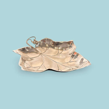 Centro de metal plateado con forma de hoja elegante - Cositas Antiguas – La Guadaña, Anticuarios Online en Jerez , vender antigüedades, muebles antiguos
