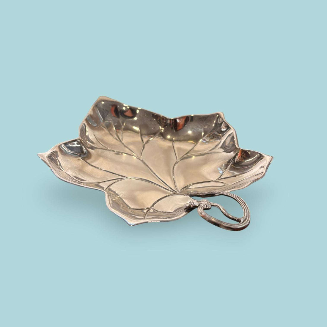 Centro de metal plateado con forma de hoja elegante - Cositas Antiguas – La Guadaña, Anticuarios Online en Jerez , vender antigüedades, muebles antiguos