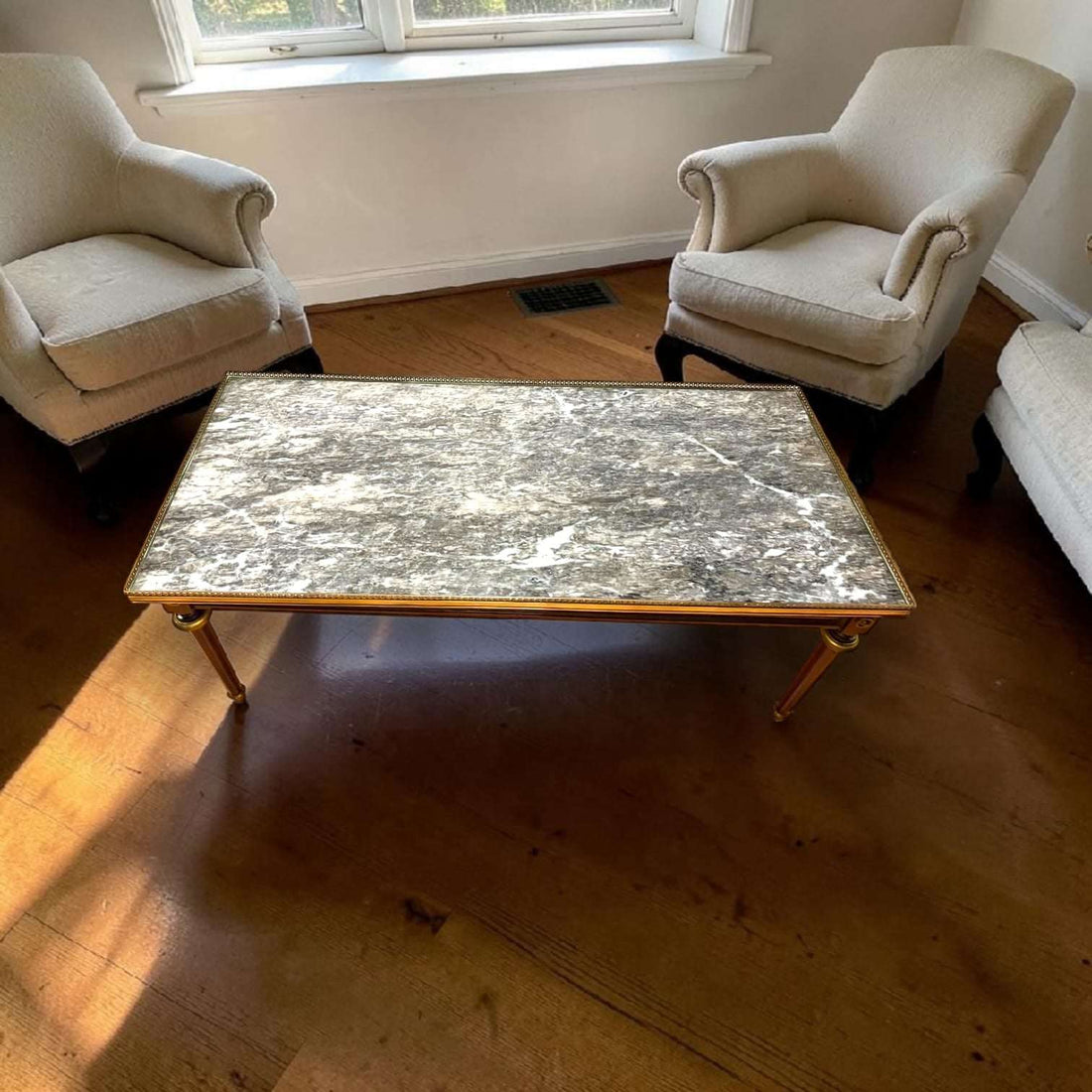 Mesa baja de caoba con mármol oscuro y metal dorado - Cositas Antiguas – La Guadaña, Anticuarios Online en Jerez , vender antigüedades, muebles antiguos