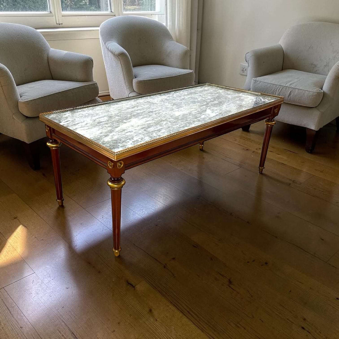 Mesa baja de caoba con mármol oscuro y metal dorado - Cositas Antiguas – La Guadaña, Anticuarios Online en Jerez , vender antigüedades, muebles antiguos