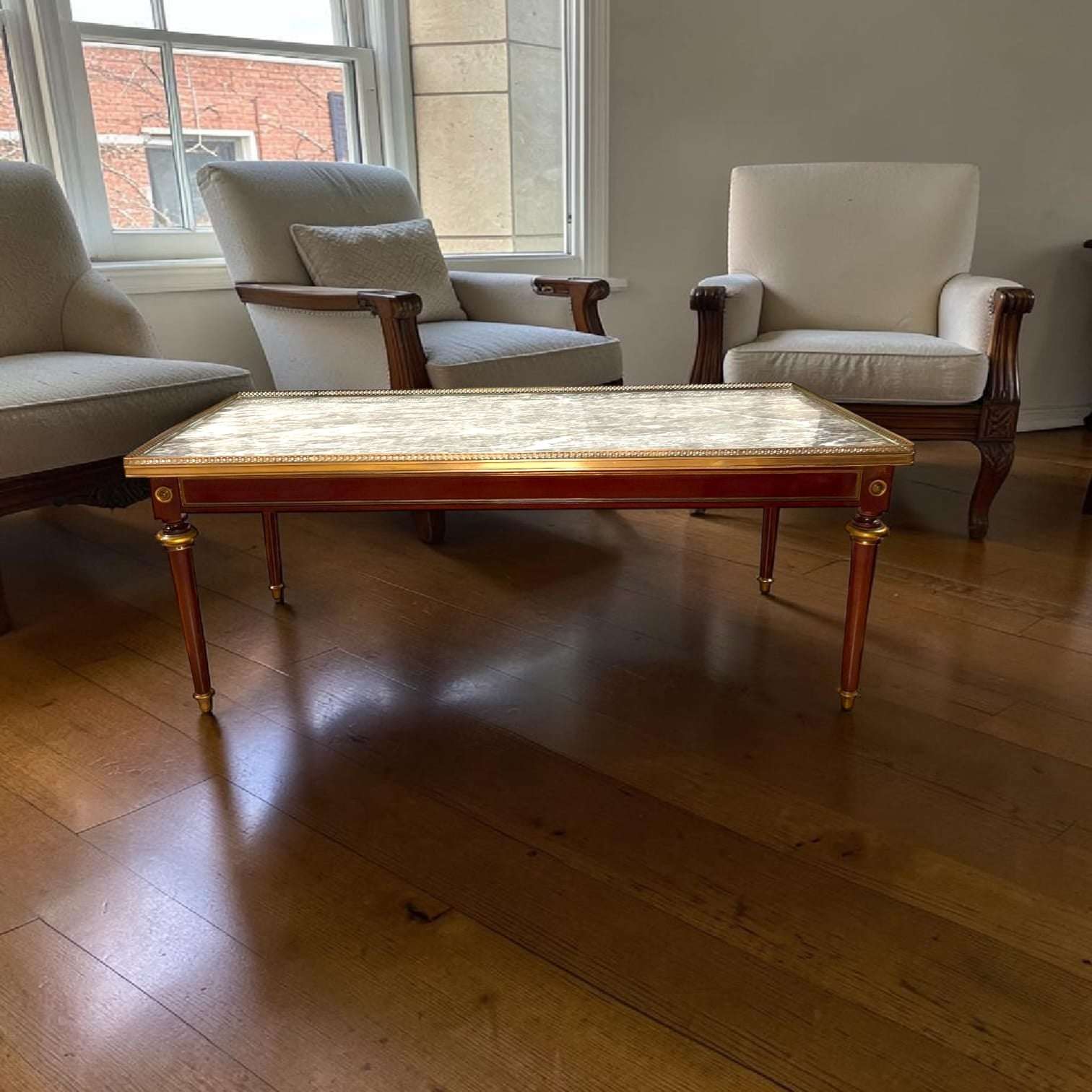 Mesa baja de caoba con mármol oscuro y metal dorado - Cositas Antiguas – La Guadaña, Anticuarios Online en Jerez , vender antigüedades, muebles antiguos