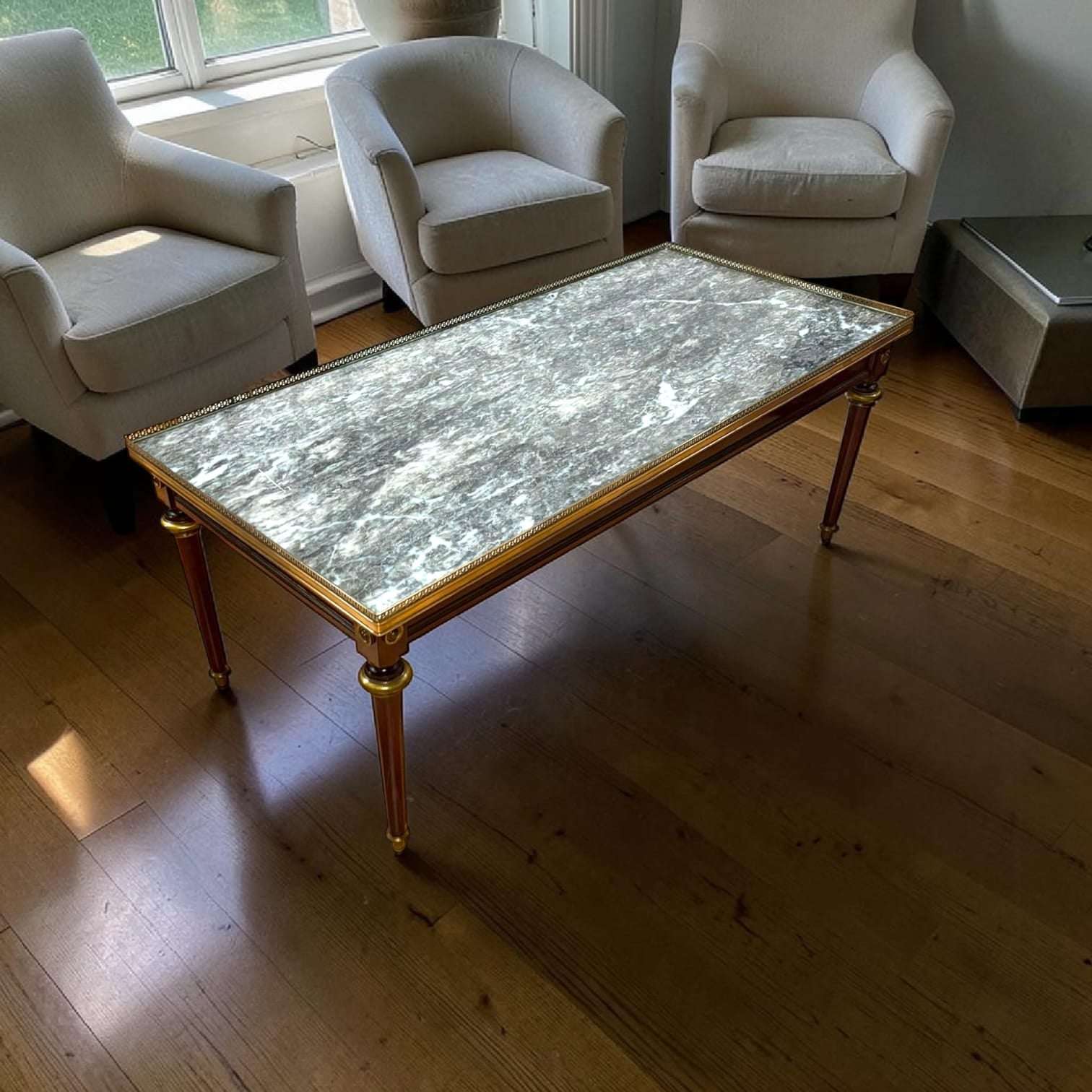 Mesa baja de caoba con mármol oscuro y metal dorado - Cositas Antiguas – La Guadaña, Anticuarios Online en Jerez , vender antigüedades, muebles antiguos