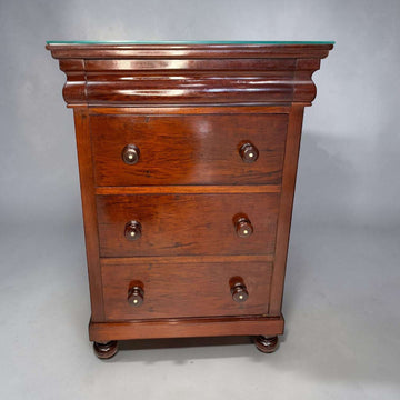 Mesita de noche de caoba con cajón secreto - Cositas Antiguas – La Guadaña, Anticuarios Online en Jerez , vender antigüedades, muebles antiguos