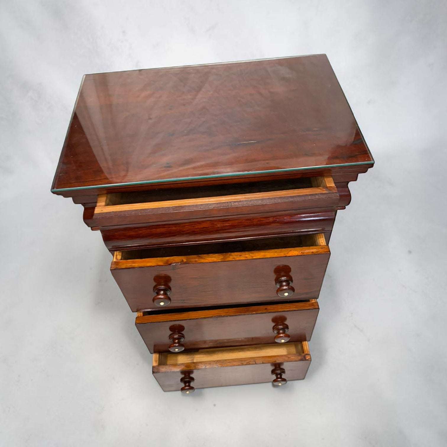 Mesita de noche de caoba con cajón secreto - Cositas Antiguas – La Guadaña, Anticuarios Online en Jerez , vender antigüedades, muebles antiguos