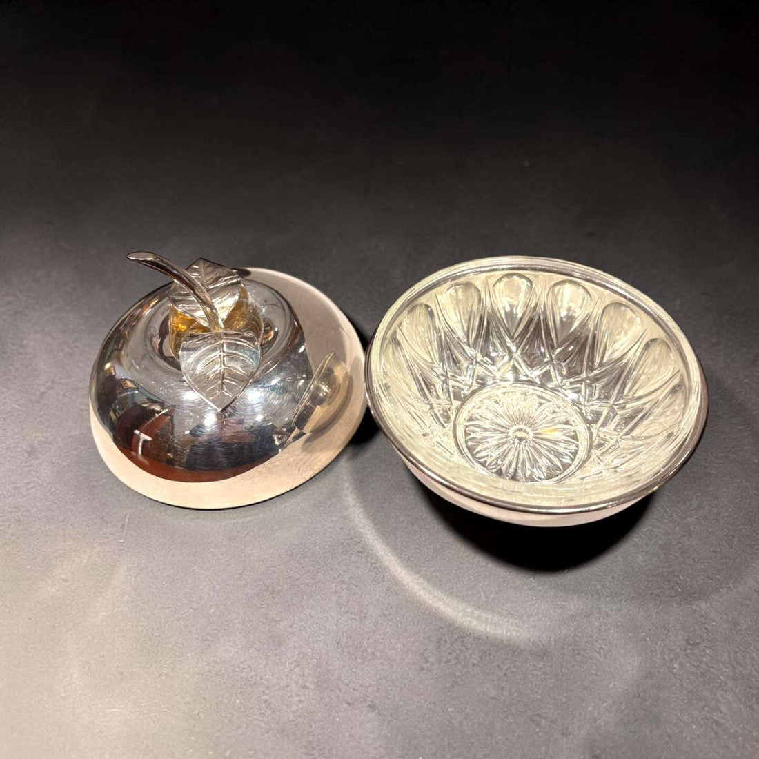 Mantequillero de metal plateado con forma de manzana - Cositas Antiguas – La Guadaña, Anticuarios Online en Jerez , vender antigüedades, muebles antiguos