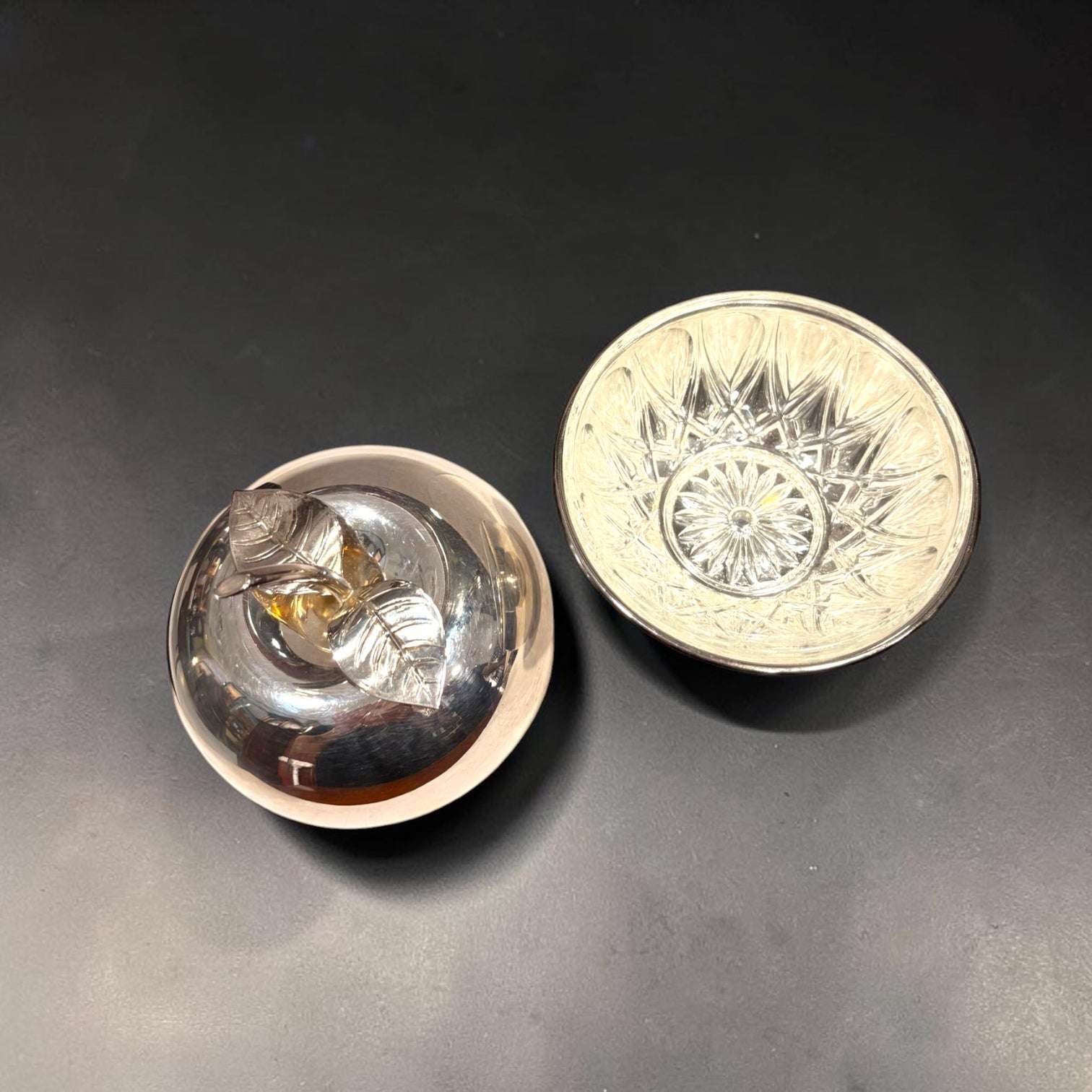 Mantequillero de metal plateado con forma de manzana - Cositas Antiguas – La Guadaña, Anticuarios Online en Jerez , vender antigüedades, muebles antiguos