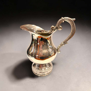 Jarra de metal plateado antigua con asa decorativa - Cositas Antiguas – La Guadaña, Anticuarios Online en Jerez , vender antigüedades, muebles antiguos