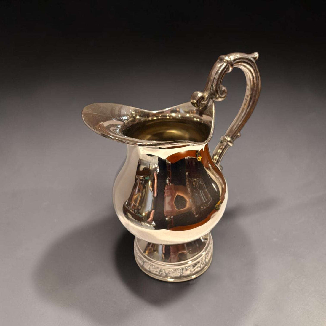 Jarra de metal plateado antigua con asa decorativa - Cositas Antiguas – La Guadaña, Anticuarios Online en Jerez , vender antigüedades, muebles antiguos