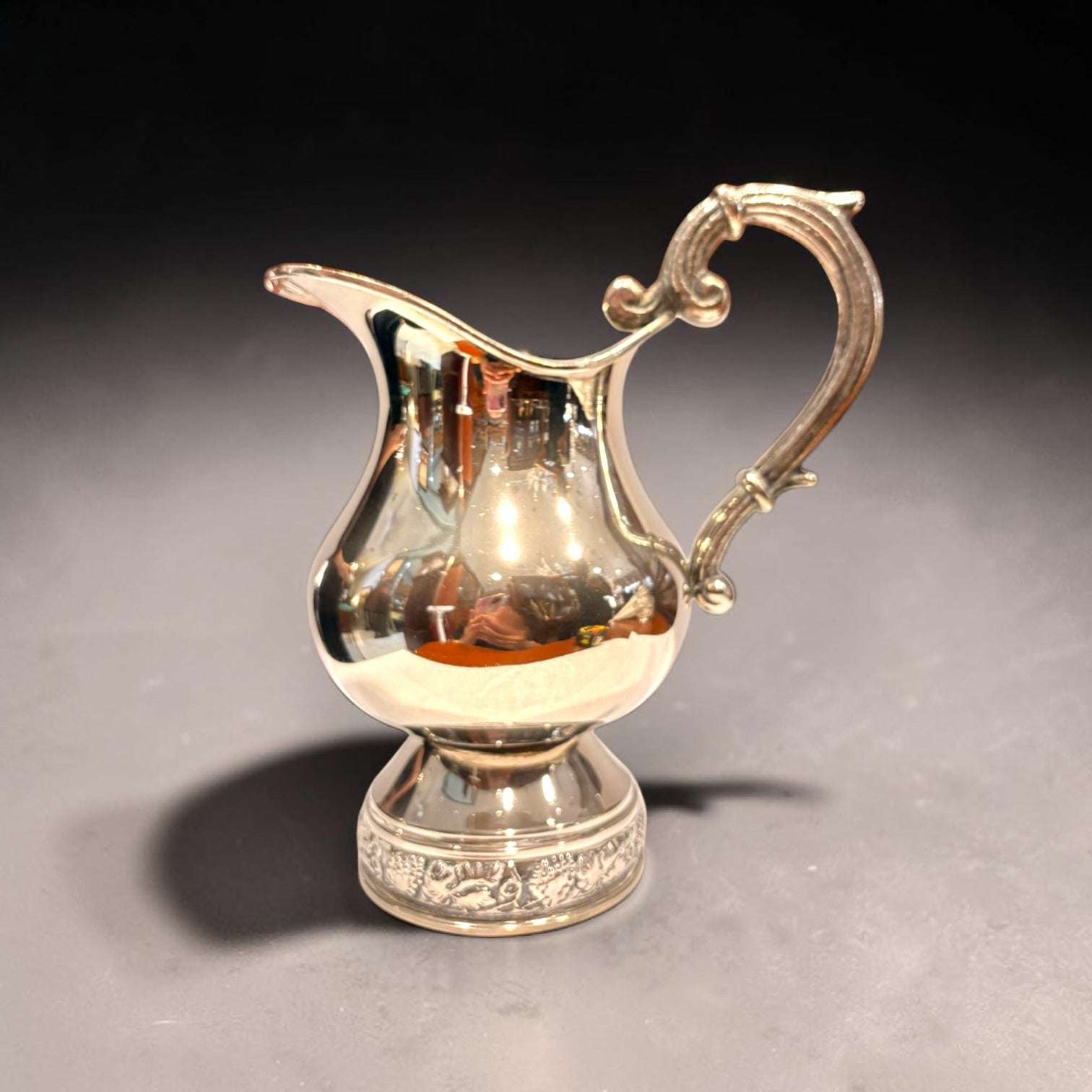 Jarra de metal plateado antigua con asa decorativa - Cositas Antiguas – La Guadaña, Anticuarios Online en Jerez , vender antigüedades, muebles antiguos