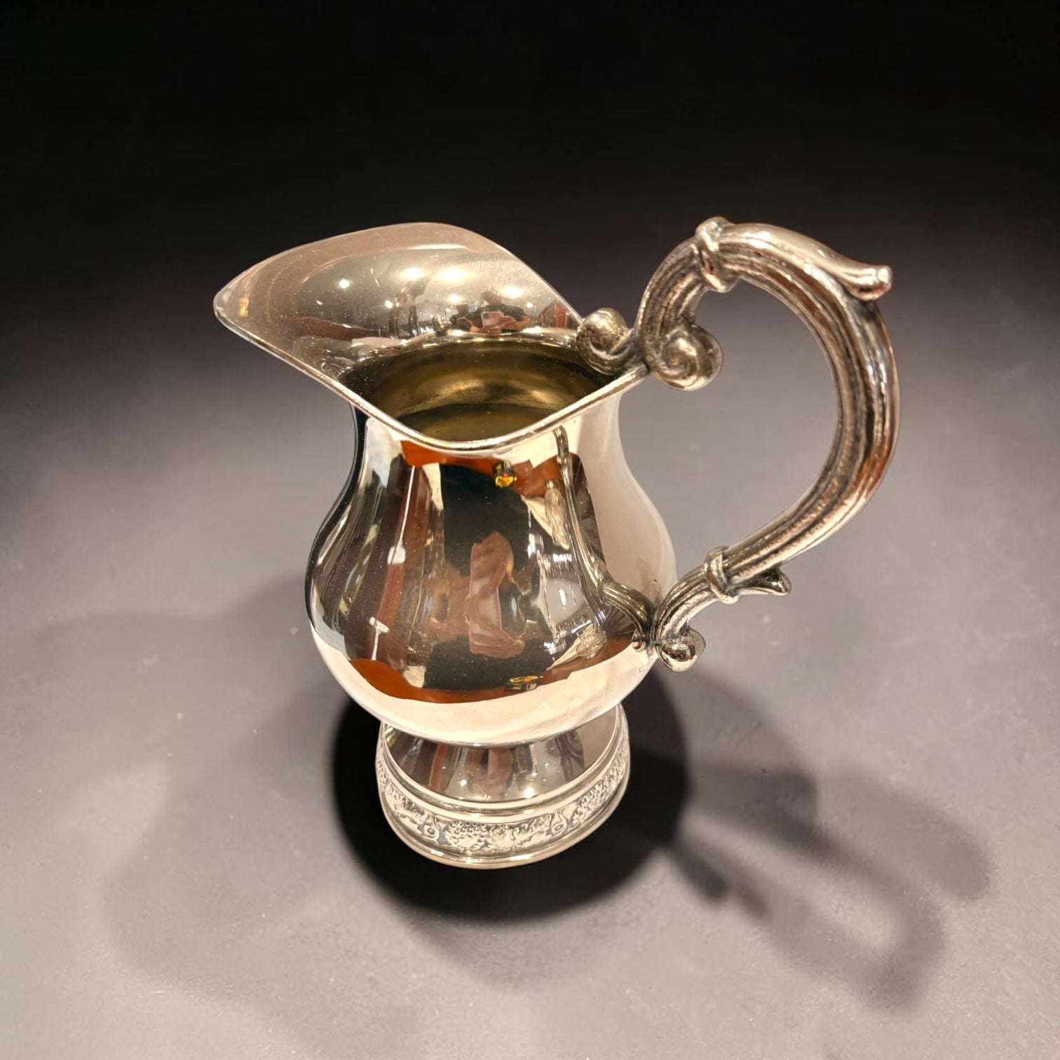 Jarra de metal plateado antigua con asa decorativa - Cositas Antiguas – La Guadaña, Anticuarios Online en Jerez , vender antigüedades, muebles antiguos