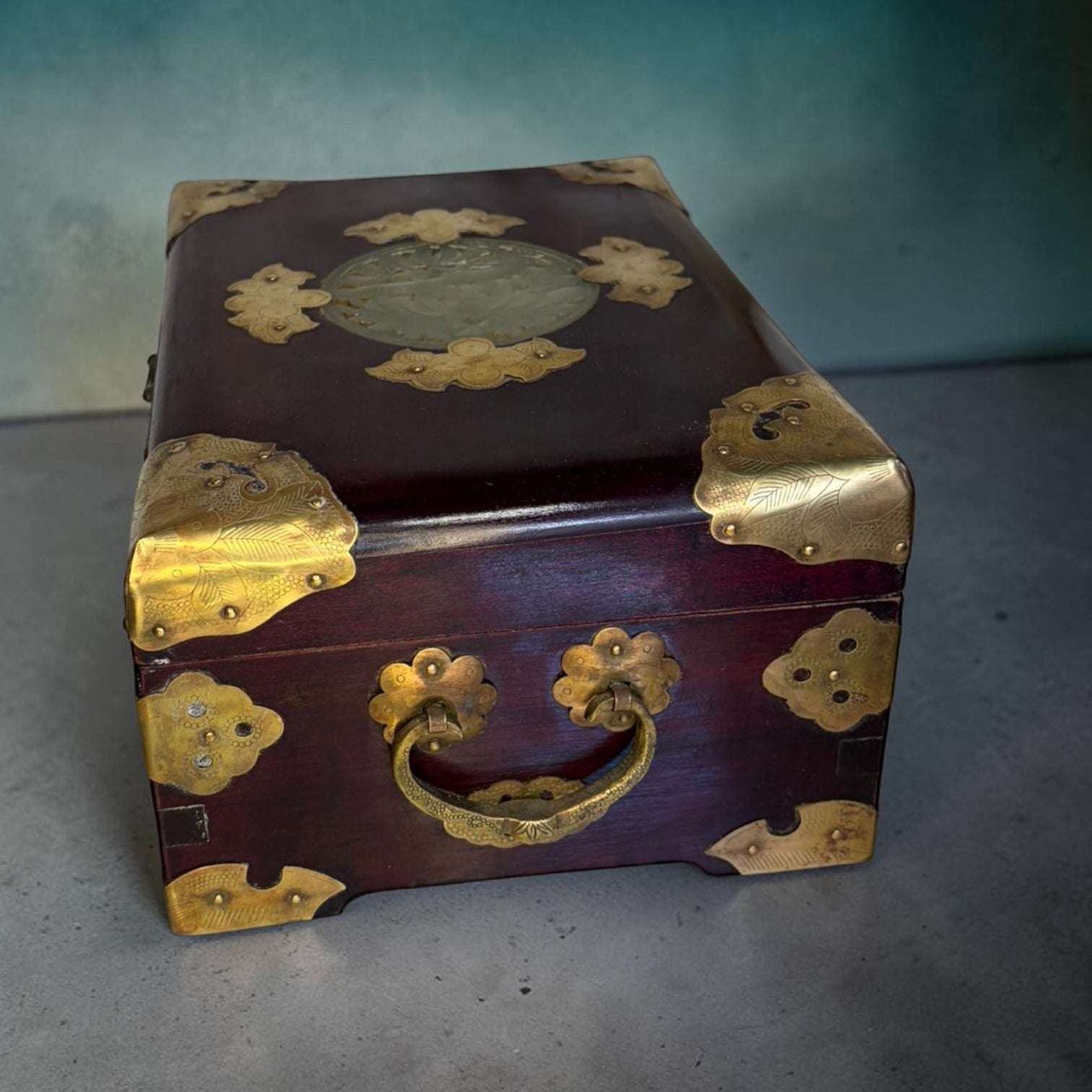 Joyero chino de madera con metal dorado e interior azul - Cositas Antiguas – La Guadaña, Anticuarios Online en Jerez , vender antigüedades, muebles antiguos