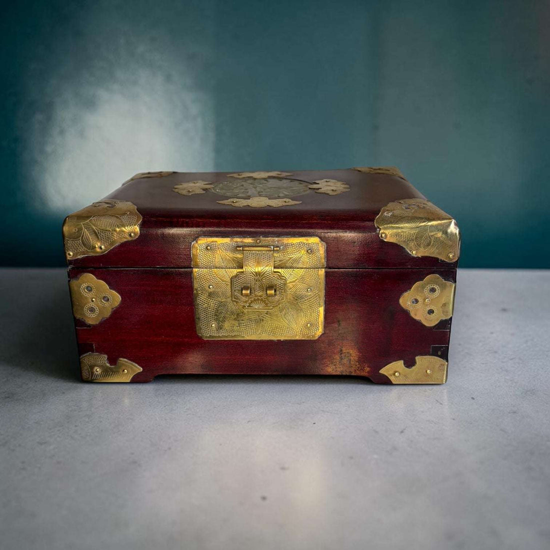 Joyero chino de madera con metal dorado e interior azul - Cositas Antiguas – La Guadaña, Anticuarios Online en Jerez , vender antigüedades, muebles antiguos