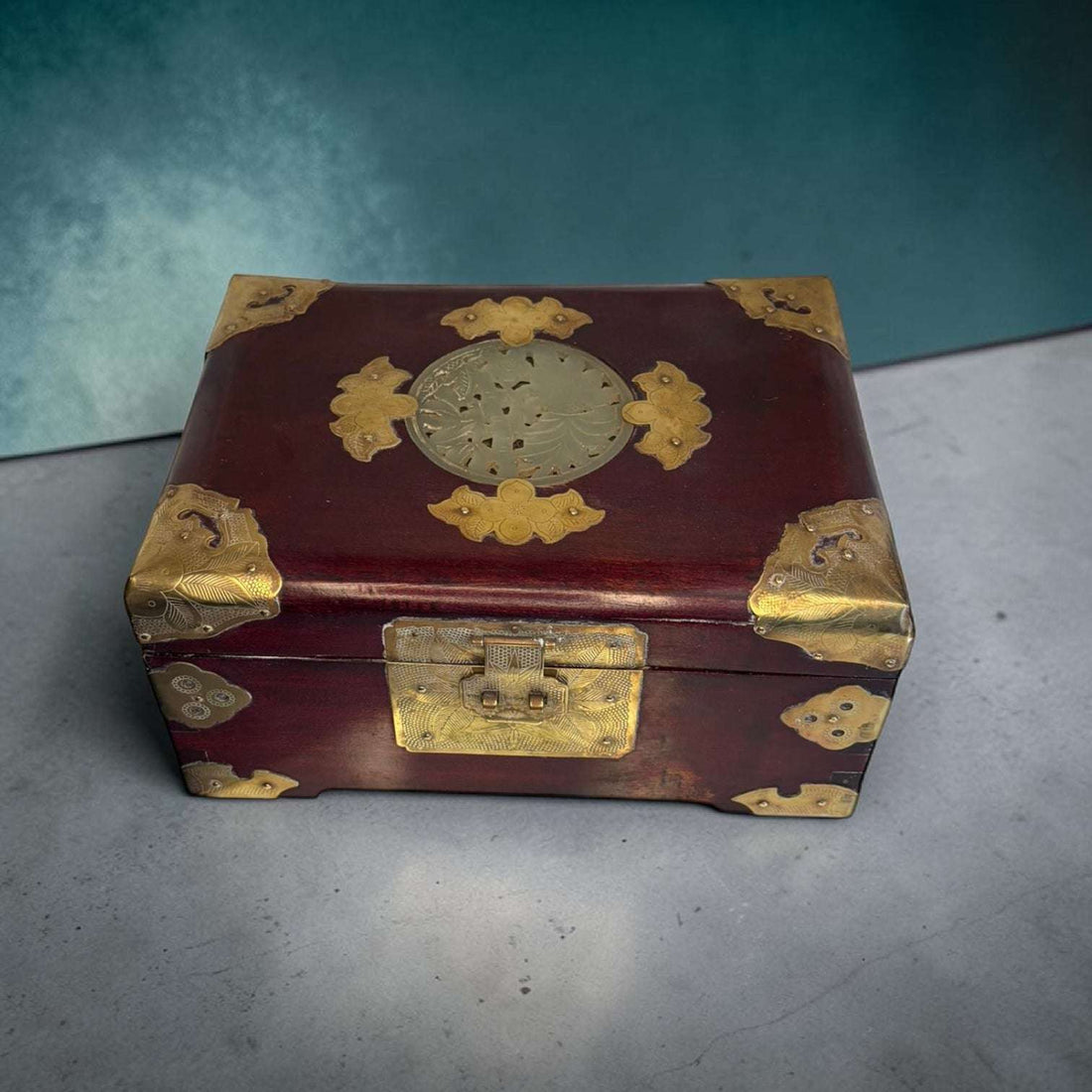 Joyero chino de madera con metal dorado e interior azul - Cositas Antiguas – La Guadaña, Anticuarios Online en Jerez , vender antigüedades, muebles antiguos