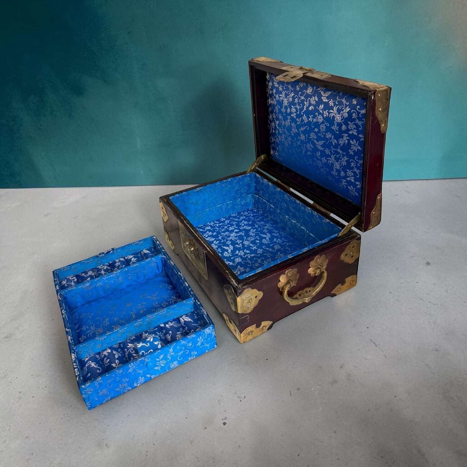 Joyero chino de madera con metal dorado e interior azul - Cositas Antiguas – La Guadaña, Anticuarios Online en Jerez , vender antigüedades, muebles antiguos
