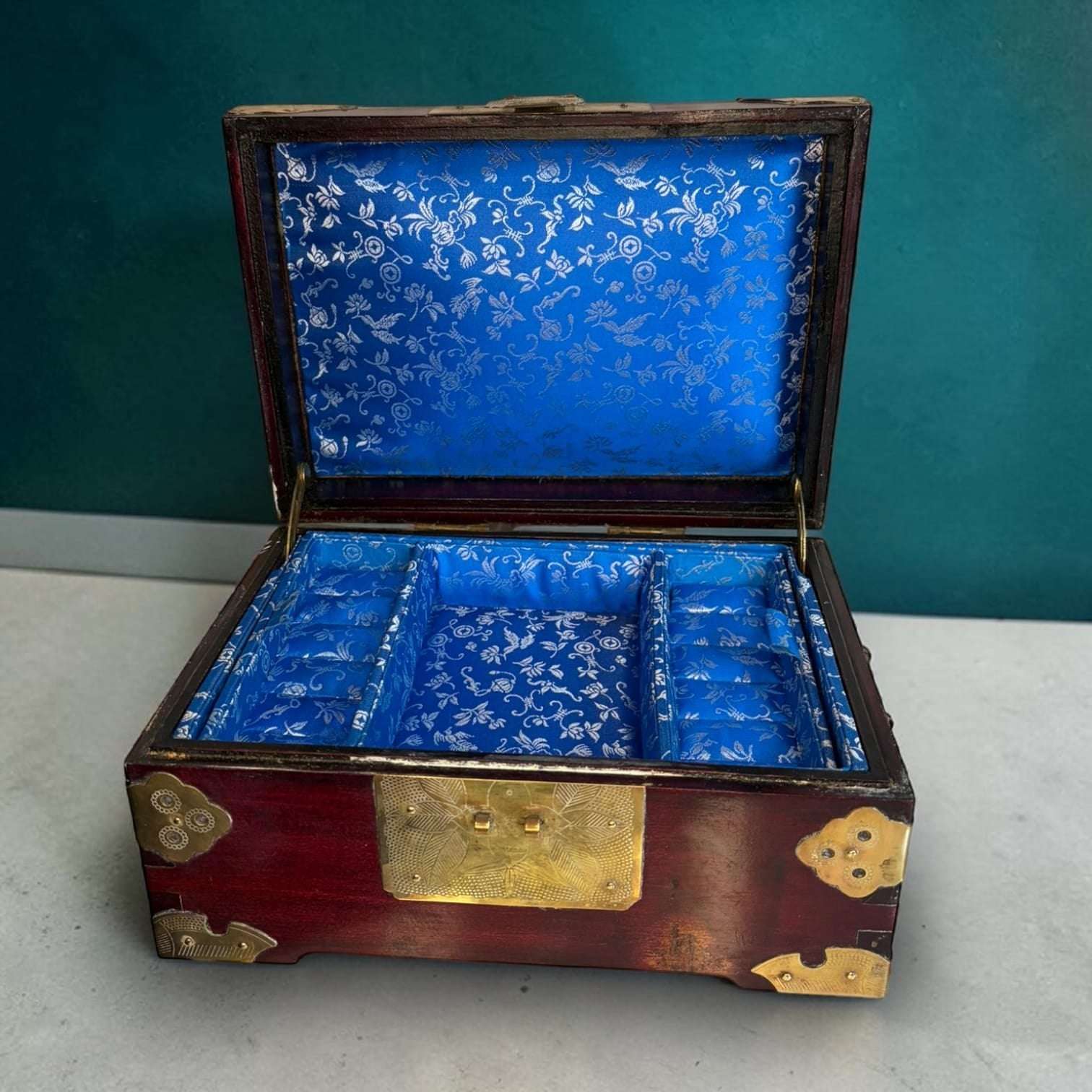 Joyero chino de madera con metal dorado e interior azul - Cositas Antiguas – La Guadaña, Anticuarios Online en Jerez , vender antigüedades, muebles antiguos
