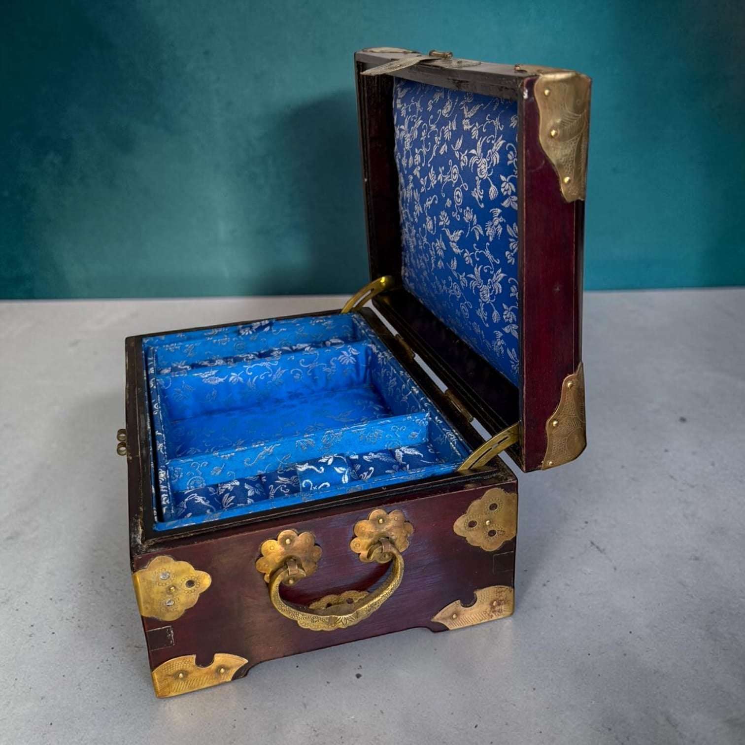 Joyero chino de madera con metal dorado e interior azul - Cositas Antiguas – La Guadaña, Anticuarios Online en Jerez , vender antigüedades, muebles antiguos