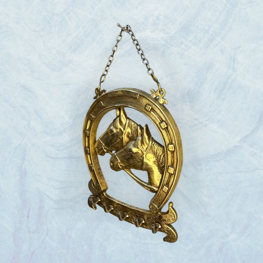 Colgador de llaves dorado con herradura y caballos - Cositas Antiguas – La Guadaña, Anticuarios Online en Jerez , vender antigüedades, muebles antiguos