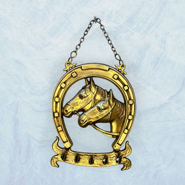 Colgador de llaves dorado con herradura y caballos - Cositas Antiguas – La Guadaña, Anticuarios Online en Jerez , vender antigüedades, muebles antiguos