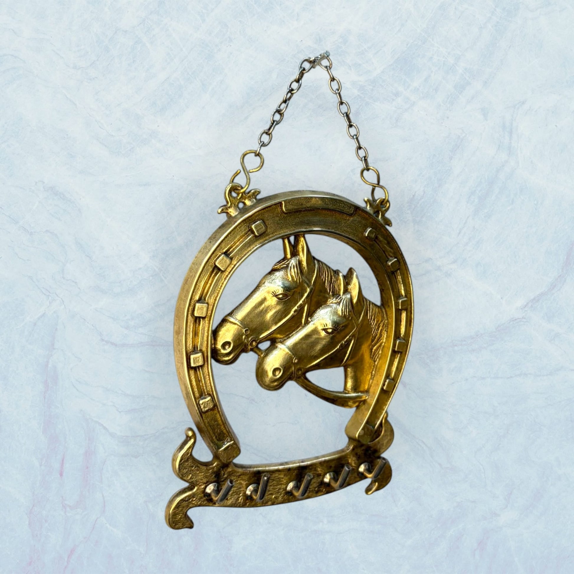Colgador de llaves dorado con herradura y caballos - Cositas Antiguas – La Guadaña, Anticuarios Online en Jerez , vender antigüedades, muebles antiguos
