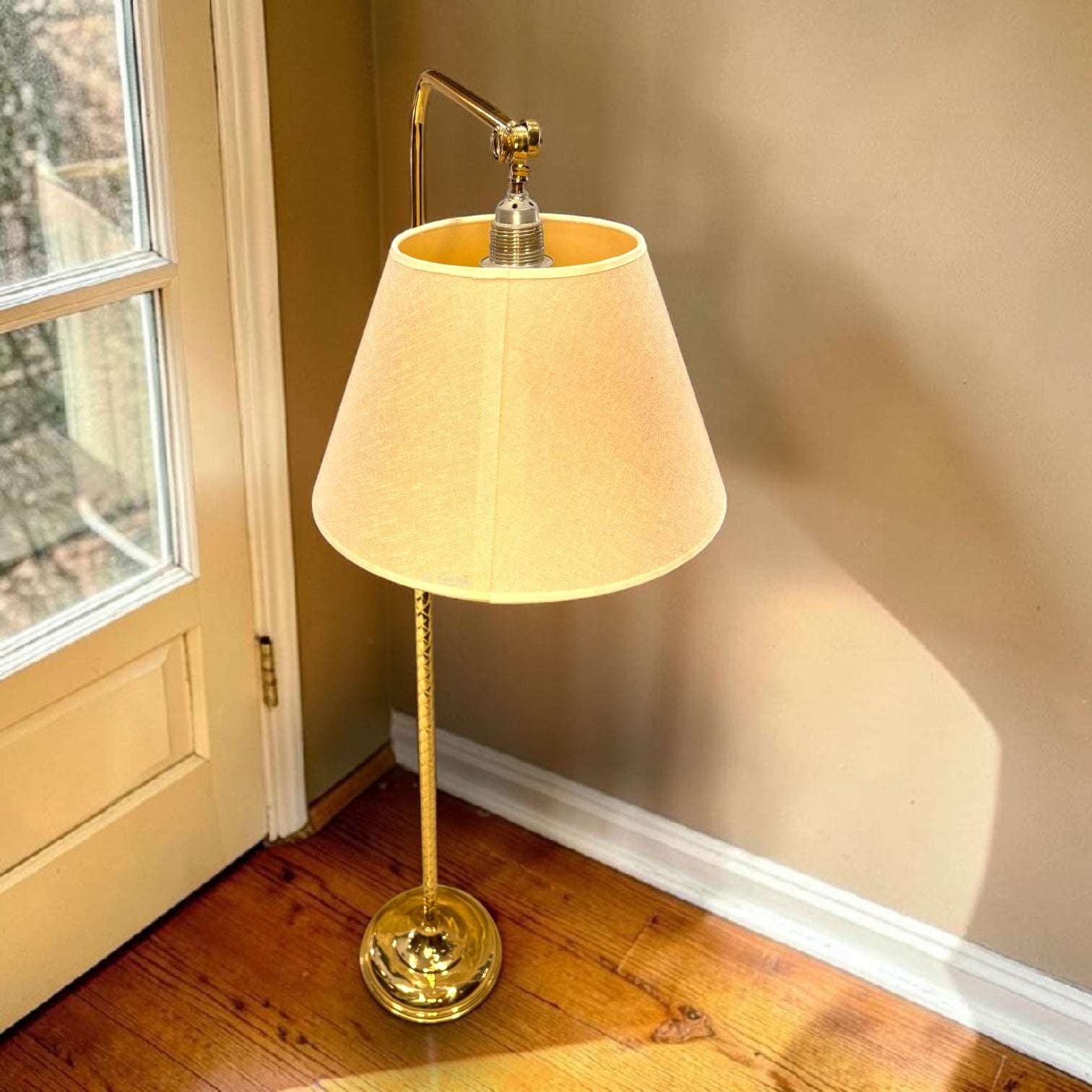 Lámpara de pie dorada ajustable vintage funcional - Cositas Antiguas – La Guadaña, Anticuarios Online en Jerez , vender antigüedades, muebles antiguos