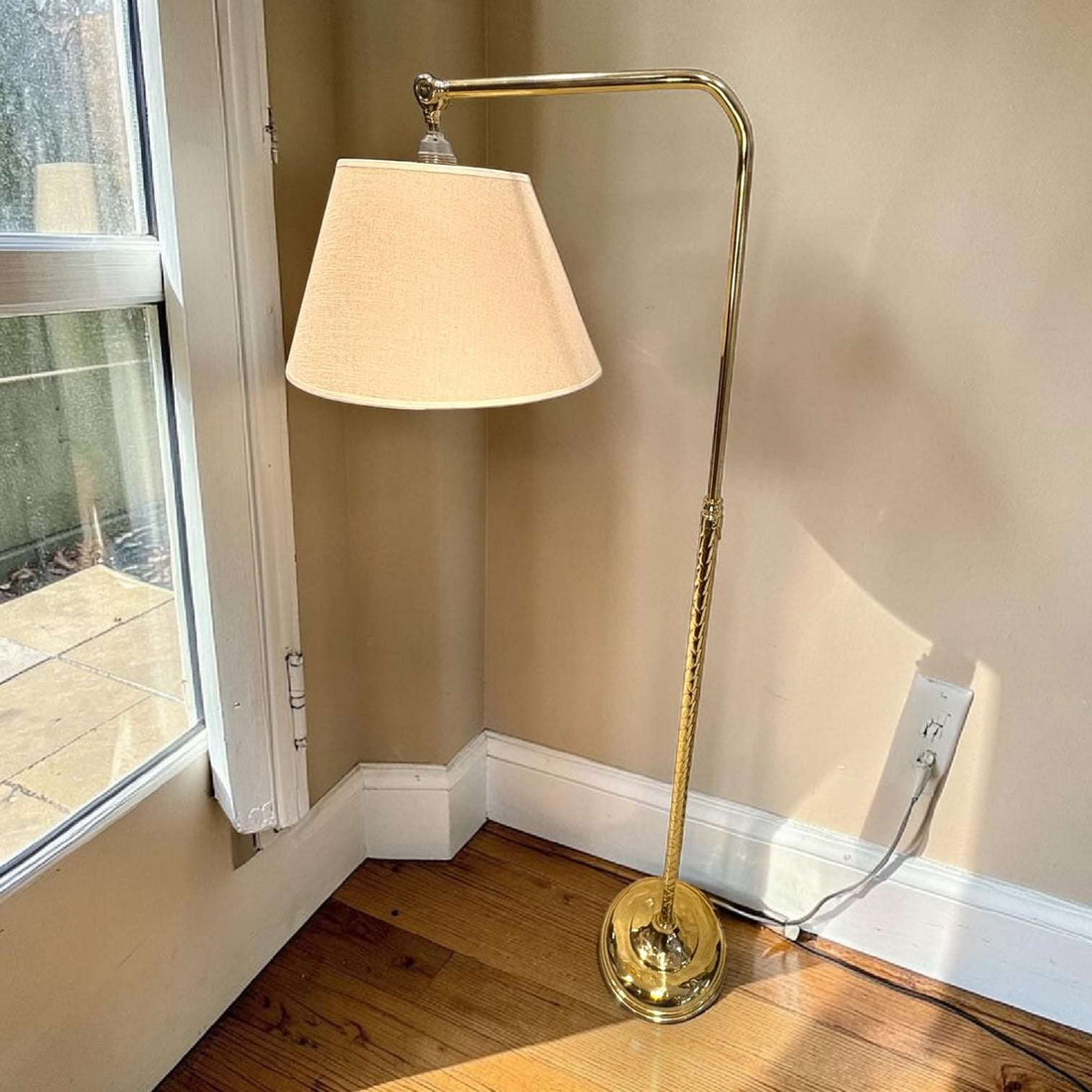 Lámpara de pie dorada ajustable vintage funcional - Cositas Antiguas – La Guadaña, Anticuarios Online en Jerez , vender antigüedades, muebles antiguos