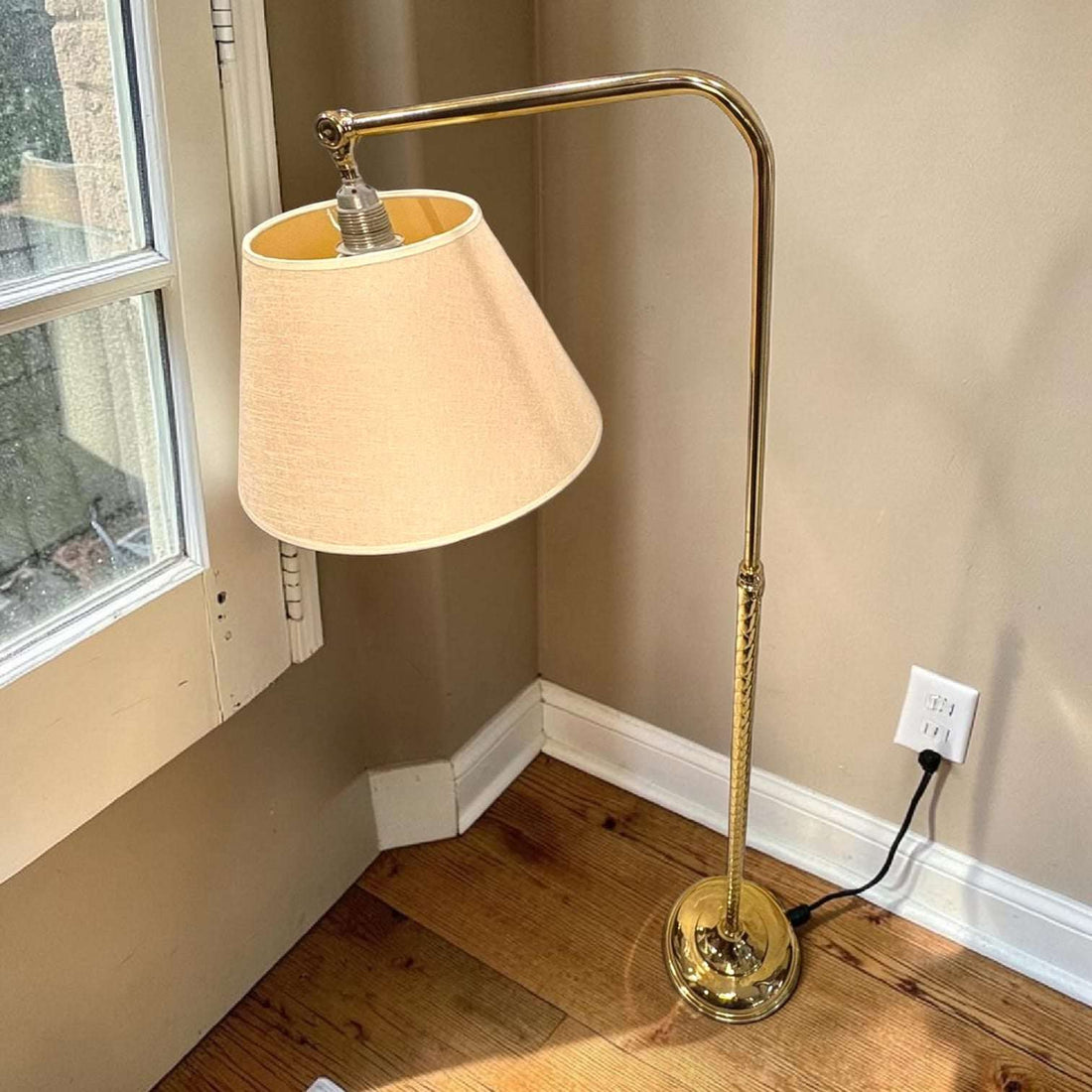 Lámpara de pie dorada ajustable vintage funcional - Cositas Antiguas – La Guadaña, Anticuarios Online en Jerez , vender antigüedades, muebles antiguos