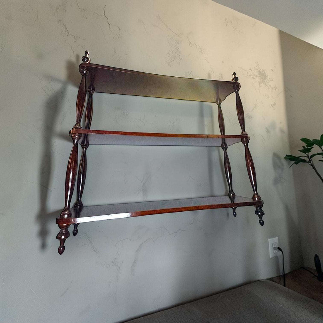 Estantería de caoba antigua para pared tallada - Cositas Antiguas – La Guadaña, Anticuarios Online en Jerez , vender antigüedades, muebles antiguos