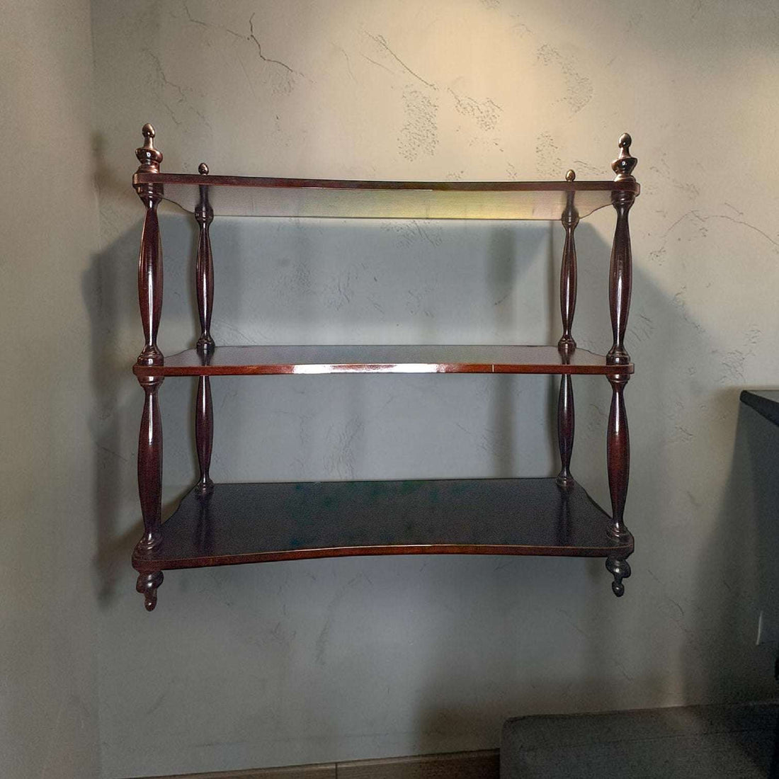 Estantería de caoba antigua para pared tallada - Cositas Antiguas – La Guadaña, Anticuarios Online en Jerez , vender antigüedades, muebles antiguos