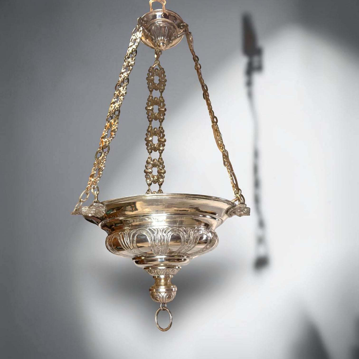 Lámpara votiva antigua de metal plateado para decoración religiosa - Cositas Antiguas – La Guadaña, Anticuarios Online en Jerez , vender antigüedades, muebles antiguos