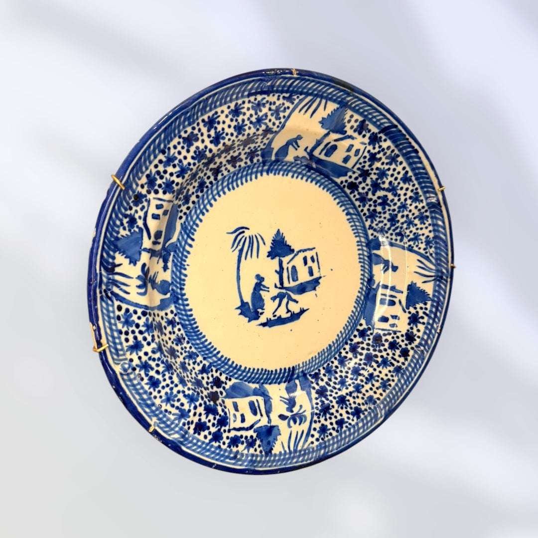 Plato decorativo antiguo de cerámica blanca y azul F.M. - Cositas Antiguas – La Guadaña, Anticuarios Online en Jerez , vender antigüedades, muebles antiguos