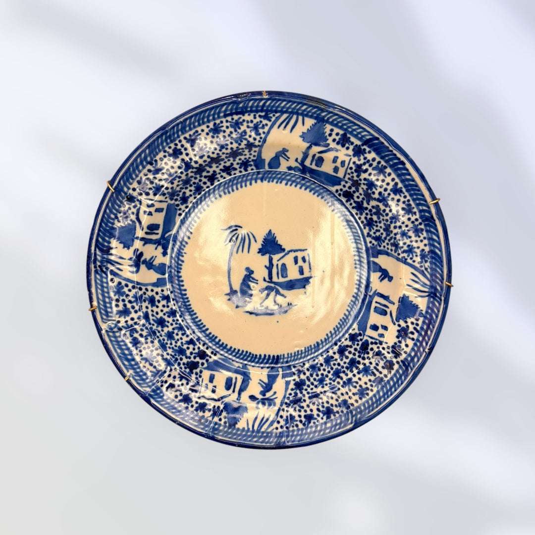 Plato decorativo antiguo de cerámica blanca y azul F.M. - Cositas Antiguas – La Guadaña, Anticuarios Online en Jerez , vender antigüedades, muebles antiguos