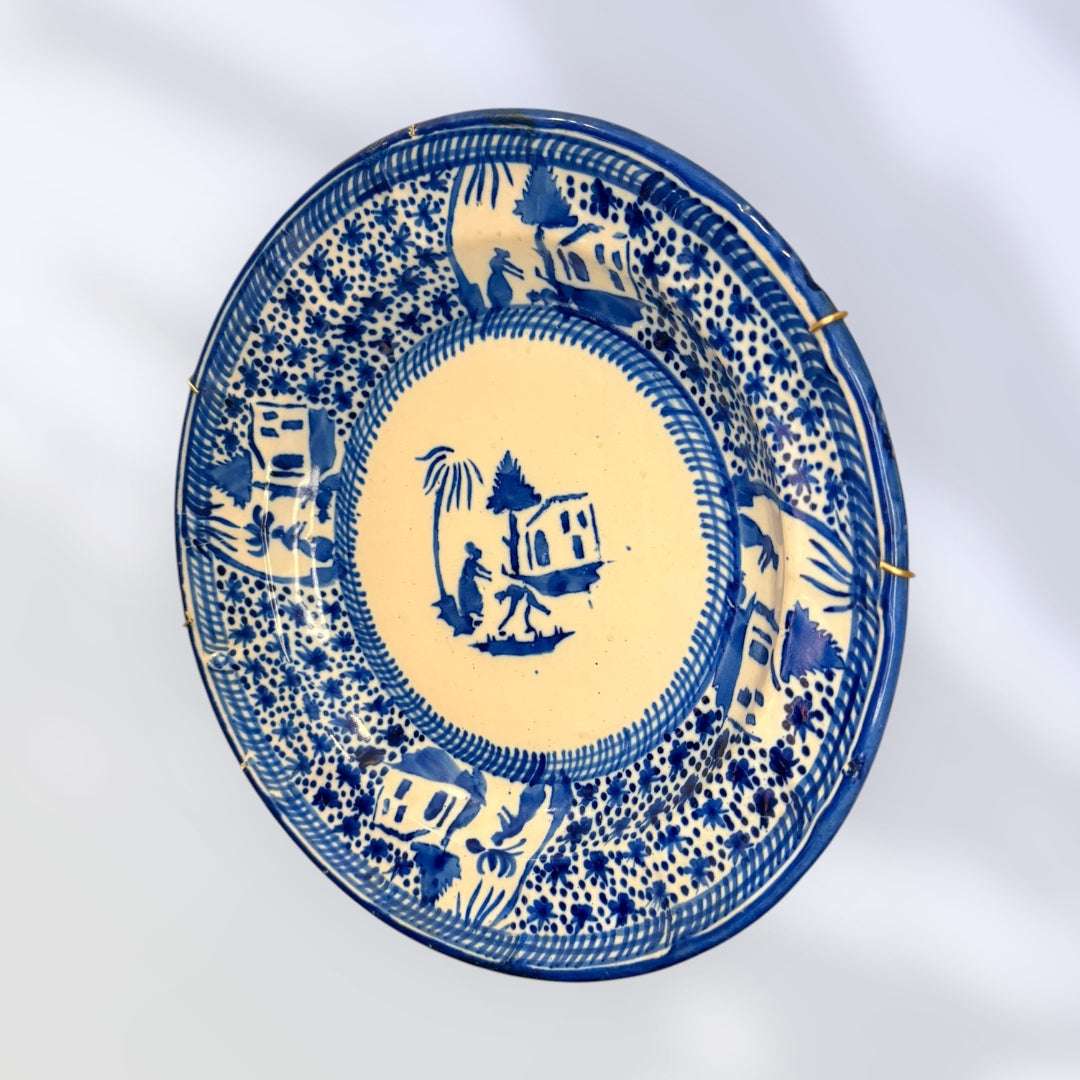 Plato decorativo antiguo de cerámica blanca y azul F.M. - Cositas Antiguas – La Guadaña, Anticuarios Online en Jerez , vender antigüedades, muebles antiguos