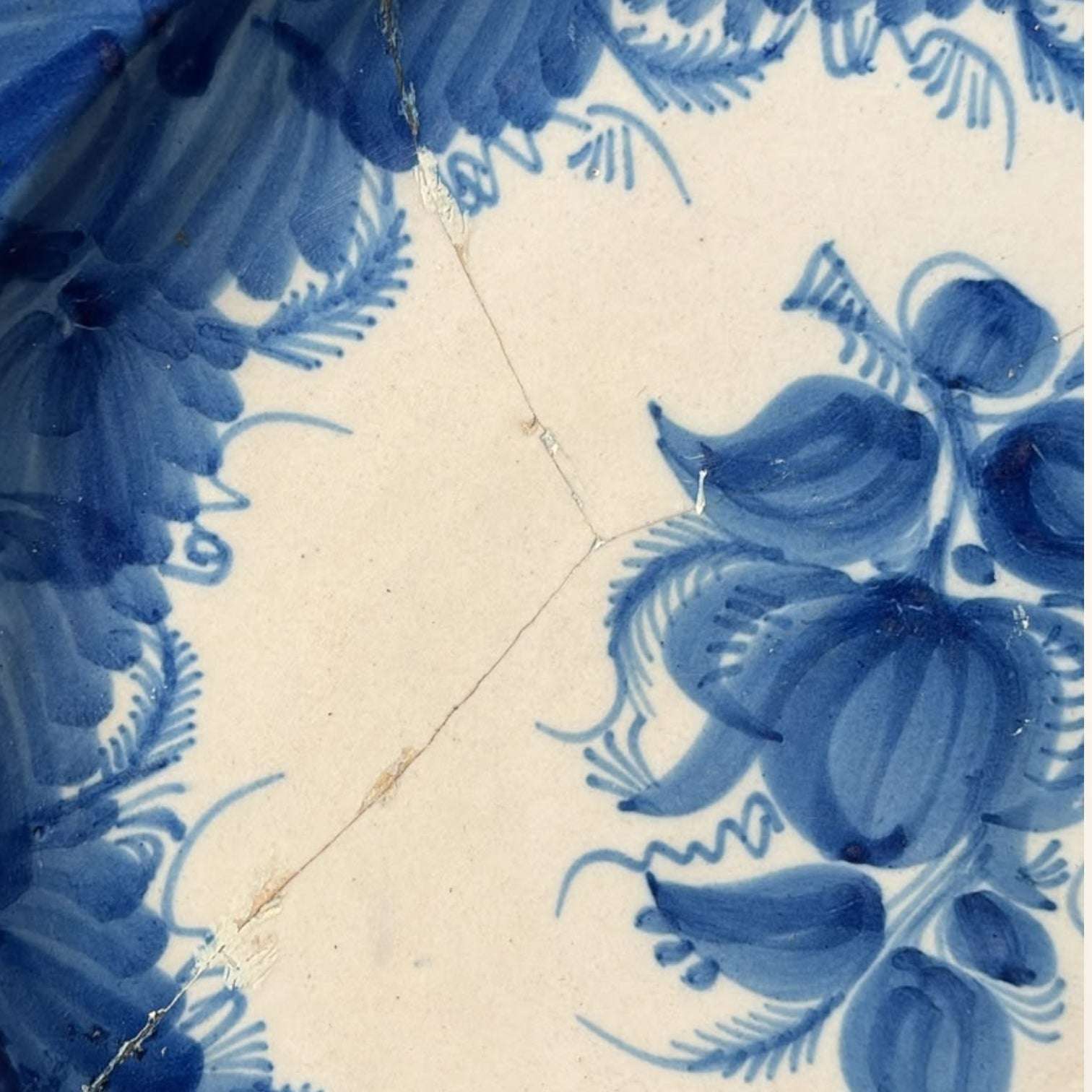Plato decorativo de cerámica azul restaurado | valor ornamental - Cositas Antiguas – La Guadaña, Anticuarios Online en Jerez , vender antigüedades, muebles antiguos