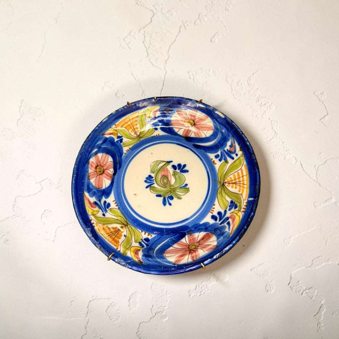 Plato antiguo de cerámica esmaltada pintado a mano - Cositas Antiguas – La Guadaña, Anticuarios Online en Jerez , vender antigüedades, muebles antiguos
