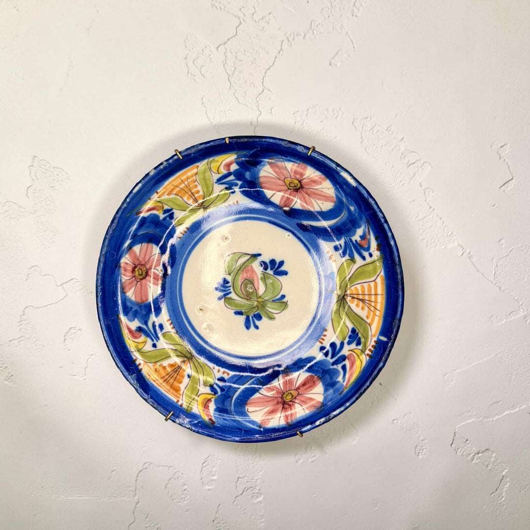 Plato antiguo de cerámica esmaltada pintado a mano - Cositas Antiguas – La Guadaña, Anticuarios Online en Jerez , vender antigüedades, muebles antiguos